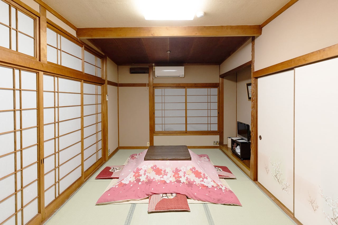 たかはしやのこたつの和室